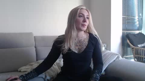 Snapshot of tattoobbgirl chatting on October 7, 12:09 pm tattoobbgirl online show from October 7, 12:09 pm