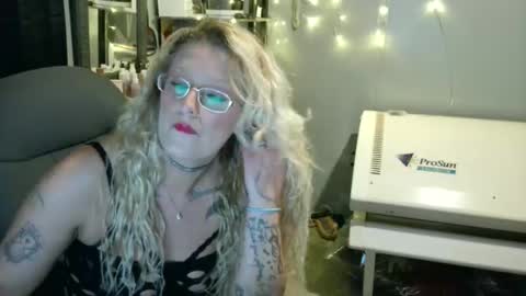 Lisa Lovely online show from January 2, 9:43 am