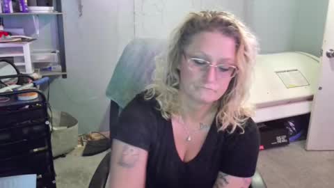 Lisa Lovely online show from February 2, 5:15 pm