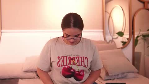 Teylor  Kim online show from January 5, 6:33 pm