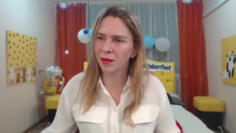 Snapshot of tessadaybreak chatting on October 9, 7:34 am tessadaybreak online show from October 9, 7:34 am