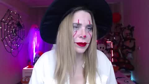 Snapshot of tessadaybreak chatting on October 31, 8:40 am tessadaybreak online show from October 31, 8:40 am