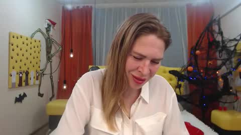 Snapshot of tessadaybreak chatting on October 11, 8:30 am tessadaybreak online show from October 11, 8:30 am