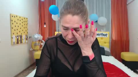 Snapshot of tessadaybreak chatting on October 4, 8:20 am tessadaybreak online show from October 4, 8:20 am