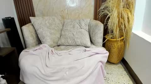 Snapshot of thais_kim chatting on October 27, 5:19 pm Sweet Thais  online show from October 27, 5:19 pm