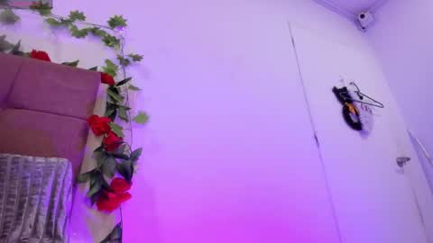 Snapshot of thaliia_gomez chatting on December 4, 12:14 pm online show from December 4, 12:14 pm