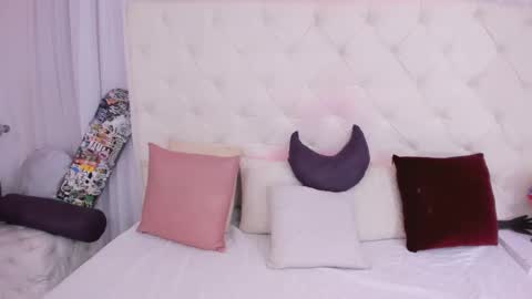 Snapshot of thaliia_gomez chatting on September 16, 7:11 pm online show from September 16, 7:11 pm
