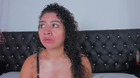 Snapshot of thara_webstter chatting on February 8, 11:33 am thara webstter online show from February 8, 11:33 am