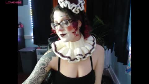 Snapshot of thedaisymoon chatting on October 19, 3:08 am thedaisymoon online show from October 19, 3:08 am