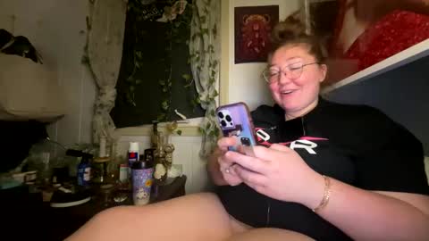 Snapshot of thesashadomme chatting on January 7, 10:41 pm The Sasha Domme online show from January 7, 10:41 pm