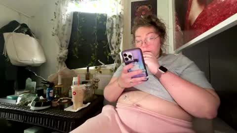 Snapshot of thesashadomme chatting on January 2, 4:56 pm The Sasha Domme online show from January 2, 4:56 pm