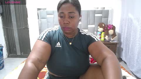 Snapshot of thickebonymilf chatting on February 6, 2:22 am XIOMARA online show from February 6, 2:22 am