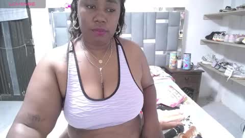 Snapshot of thickebonymilf chatting on December 4, 10:35 am XIOMARA online show from December 4, 10:35 am