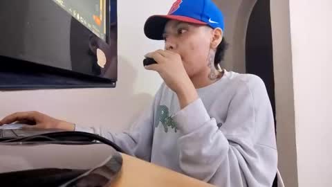 Snapshot of thomas27f chatting on October 23, 3:12 am thomas27f online show from October 23, 3:12 am