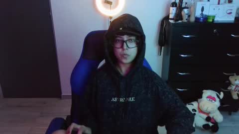 Snapshot of thomascooper_cams chatting on October 16, 12:24 am VALERIA online show from October 16, 12:24 am