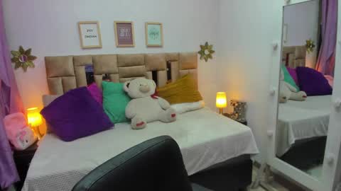 Snapshot of tifanny__thomson chatting on February 21, 8:27 pm Tiff online show from February 21, 8:27 pm