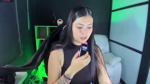 Snapshot of tifanywhitte_ chatting on March 8, 8:46 pm online show from March 8, 8:46 pm