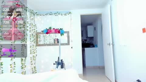 Snapshot of tiffanny_love_ chatting on February 15, 9:27 am Tiffanny online show from February 15, 9:27 am