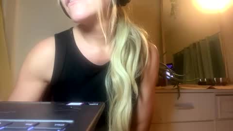 Snapshot of tiffanydove chatting on February 6, 11:15 pm Tiffany Dove online show from February 6, 11:15 pm