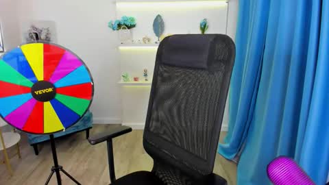 tiffanyyoun online show from November 12, 12:47 pm