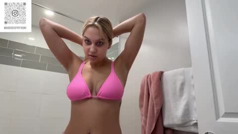 Tiffstreatsxoxo online show from November 23, 7:15 pm