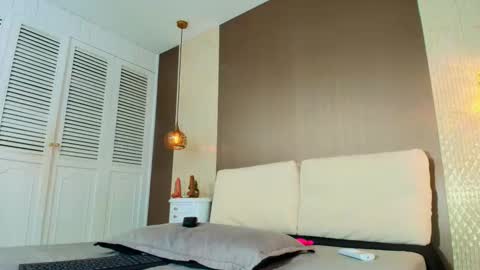 T I F F A N Y online show from January 15, 8:15 pm