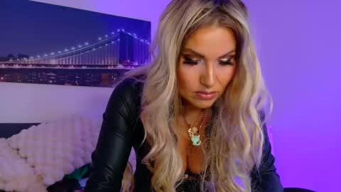 Snapshot of tinkerbell822 chatting on October 28, 9:15 am tinkerbell822 online show from October 28, 9:15 am