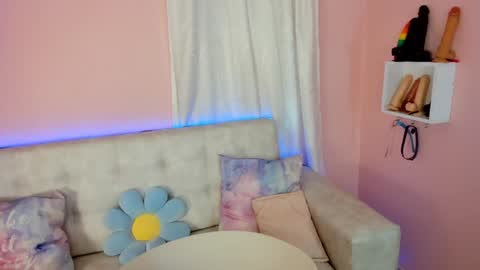 tiny_cora online show from December 18, 4:39 pm