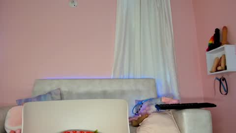 tiny_cora online show from December 6, 4:38 pm