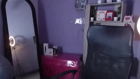Snapshot of tiny_love_ chatting on February 18, 2:38 am tiny online show from February 18, 2:38 am