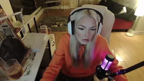 stage Kylie Sinner  brand CLITBAIT online show from January 30, 8:32 am