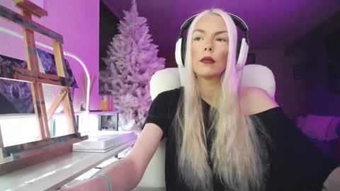 stage Kylie Sinner  brand CLITBAIT online show from December 2, 7:32 am