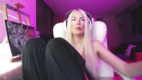 stage Kylie Sinner  brand CLITBAIT online show from October 16, 7:33 am