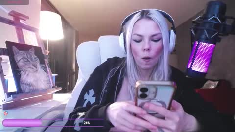 stage Kylie Sinner  brand CLITBAIT online show from March 18, 5:45 am