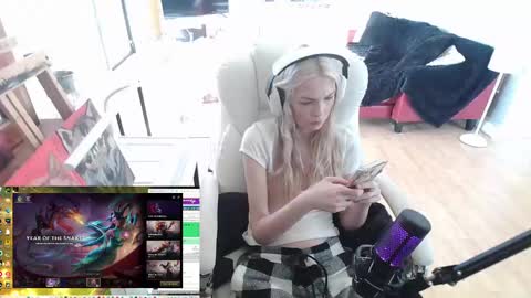 stage Kylie Sinner  brand CLITBAIT online show from February 5, 4:48 pm