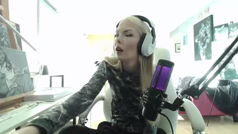 stage Kylie Sinner  brand CLITBAIT online show from January 24, 7:28 pm