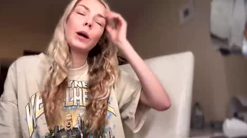 stage Kylie Sinner  brand CLITBAIT online show from January 5, 12:09 am