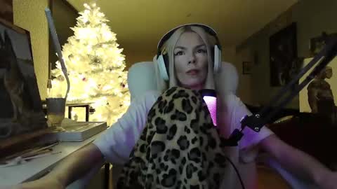 stage Kylie Sinner  brand CLITBAIT online show from January 9, 6:27 am
