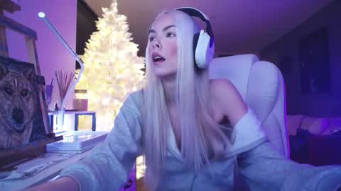 stage Kylie Sinner  brand CLITBAIT online show from December 1, 2:48 am