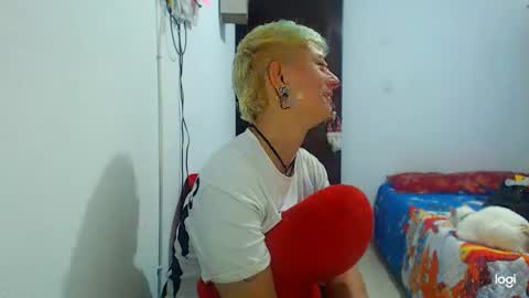 Snapshot of tomboyblue chatting on December 4, 2:20 am Blue online show from December 4, 2:20 am