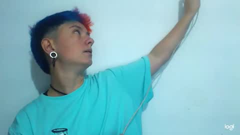 Snapshot of tomboyblue chatting on December 24, 11:22 pm Blue online show from December 24, 11:22 pm