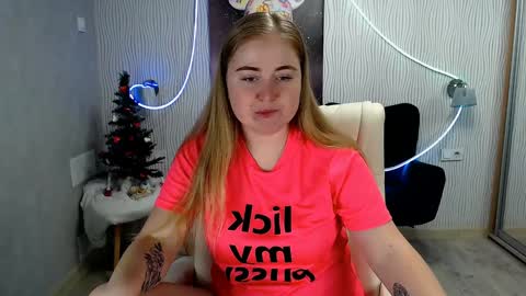 Snapshot of tori_blond chatting on December 23, 7:38 am tori_blond online show from December 23, 7:38 am