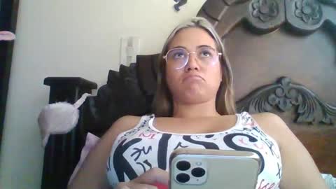 triana_bell online show from February 21, 7:32 pm