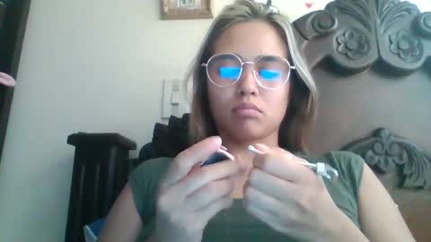 triana_bell online show from December 6, 6:49 pm
