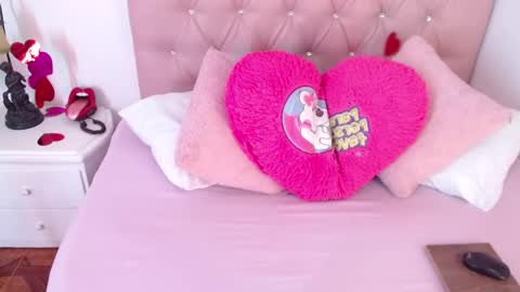 Snapshot of triana_crimson chatting on February 19, 9:14 pm triana_crimson online show from February 19, 9:14 pm