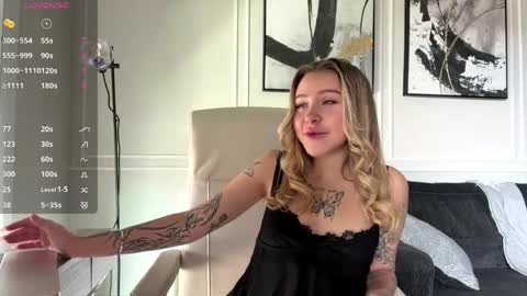 Mia online show from April 19, 7:38 pm