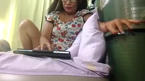 Snapshot of tuchmegently chatting on November 2, 12:14 am Mae online show from November 2, 12:14 am