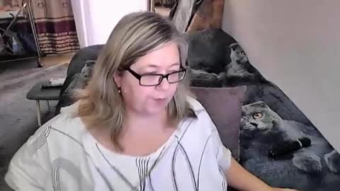 Snapshot of tviks chatting on October 27, 5:36 am Lana online show from October 27, 5:36 am