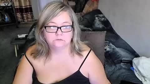 Snapshot of tviks chatting on October 10, 8:41 am Lana online show from October 10, 8:41 am