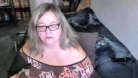 Snapshot of tviks chatting on October 17, 3:54 am Lana online show from October 17, 3:54 am